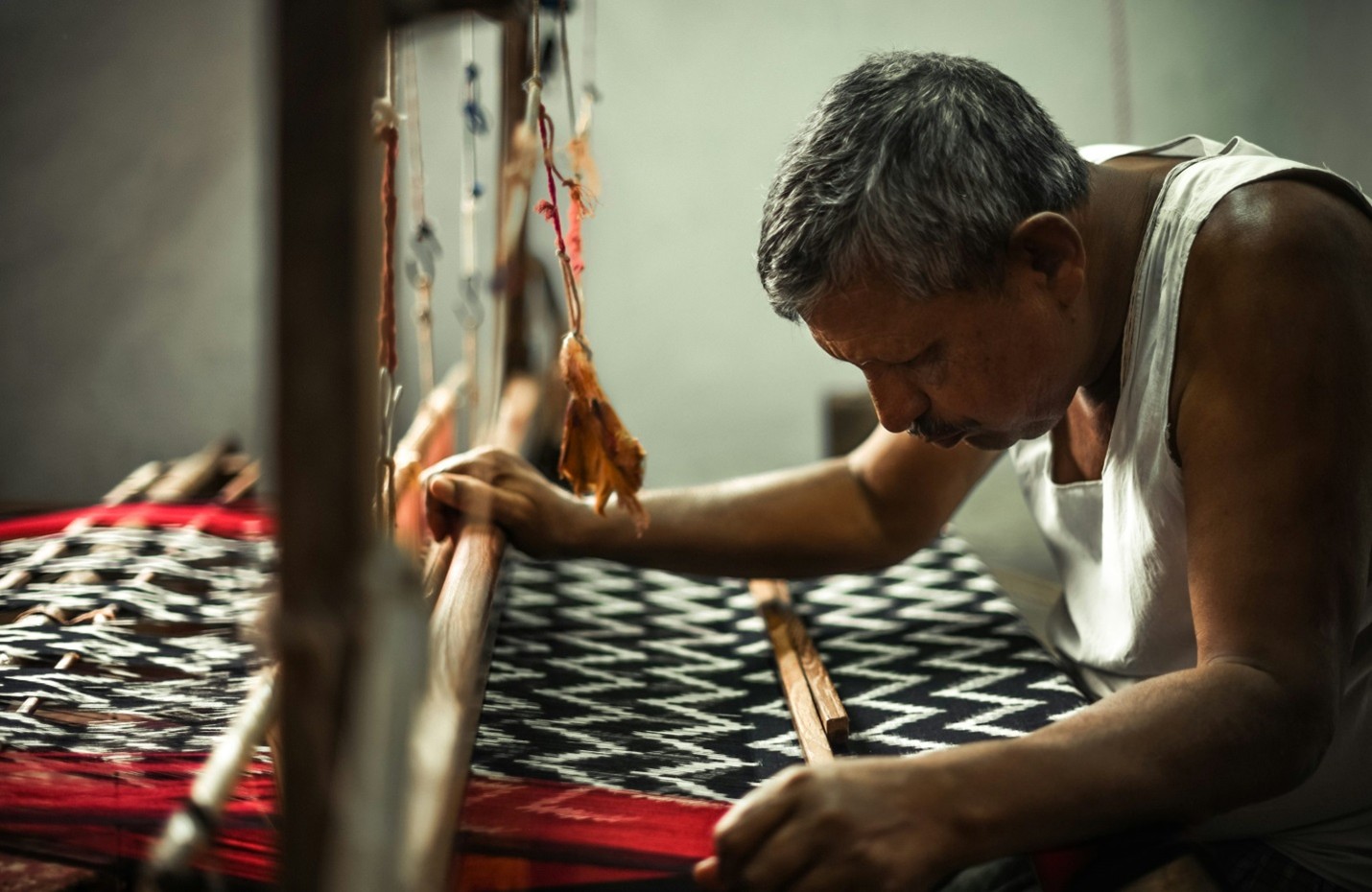 Artisan weaving handloom fabric showcasing sustainable fashion trends in 2025.